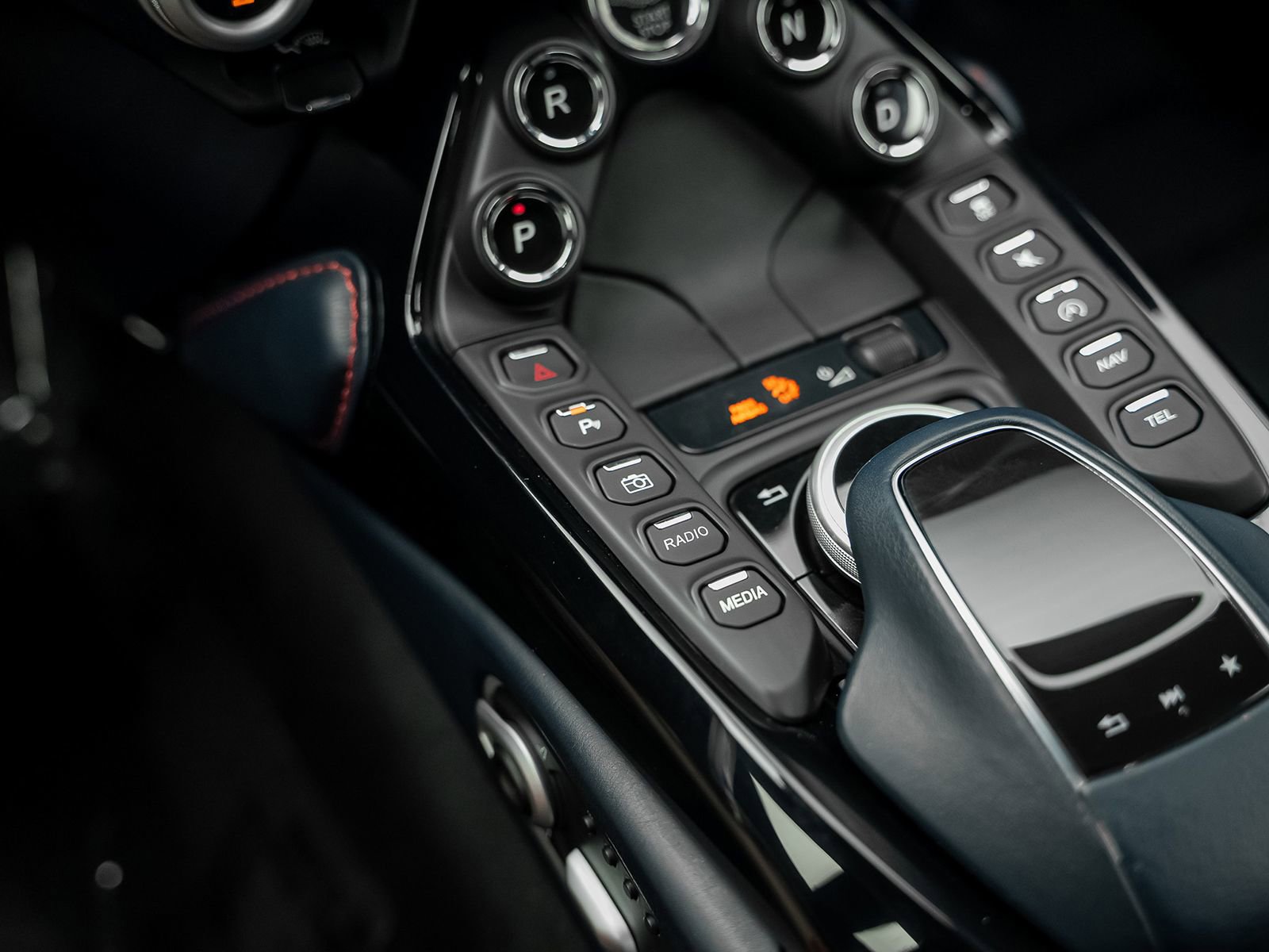 Used 2020 Aston Martin V8 Vantage Coupe RWD image 50