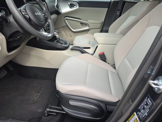 Certified 2025 Kia Soul LX w/ LX Technology Package FWD image 18