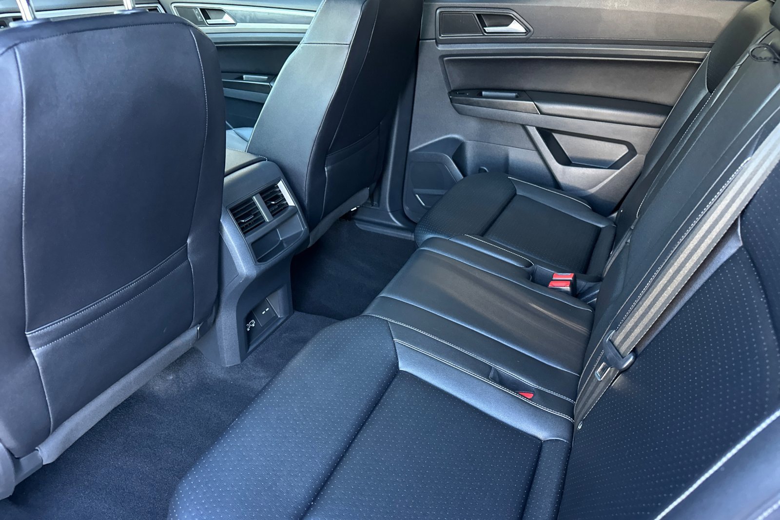 Used 2020 Volkswagen Atlas Cross Sport SE w/ Panoramic Sunroof Package image 12