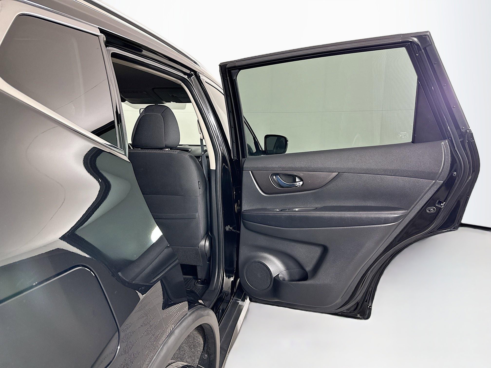 Used 2018 Nissan Rogue SV image 30