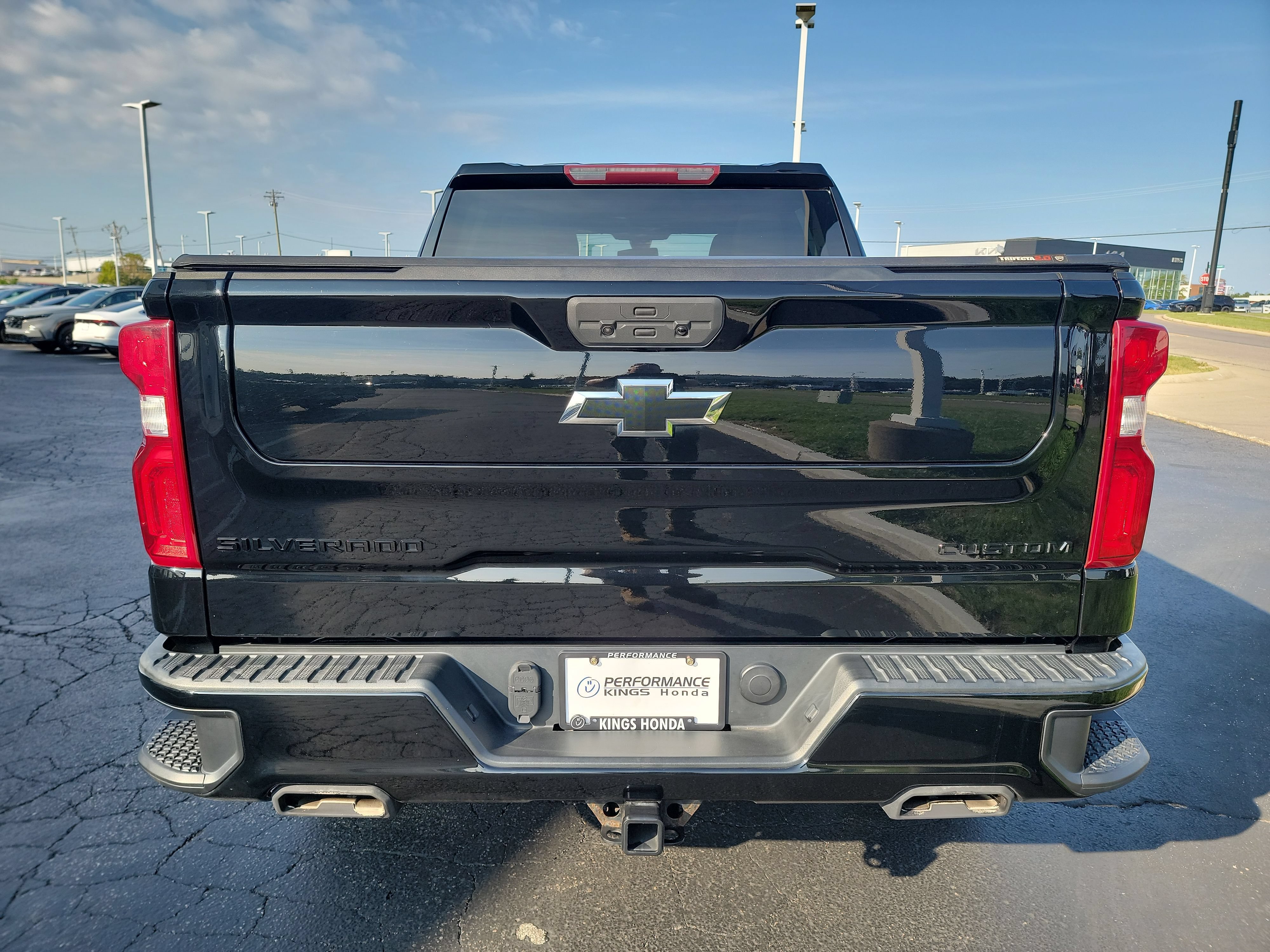 Used 2022 Chevrolet Silverado 1500 Custom Trail Boss w/ Midnight Edition AWD/4WD image 8