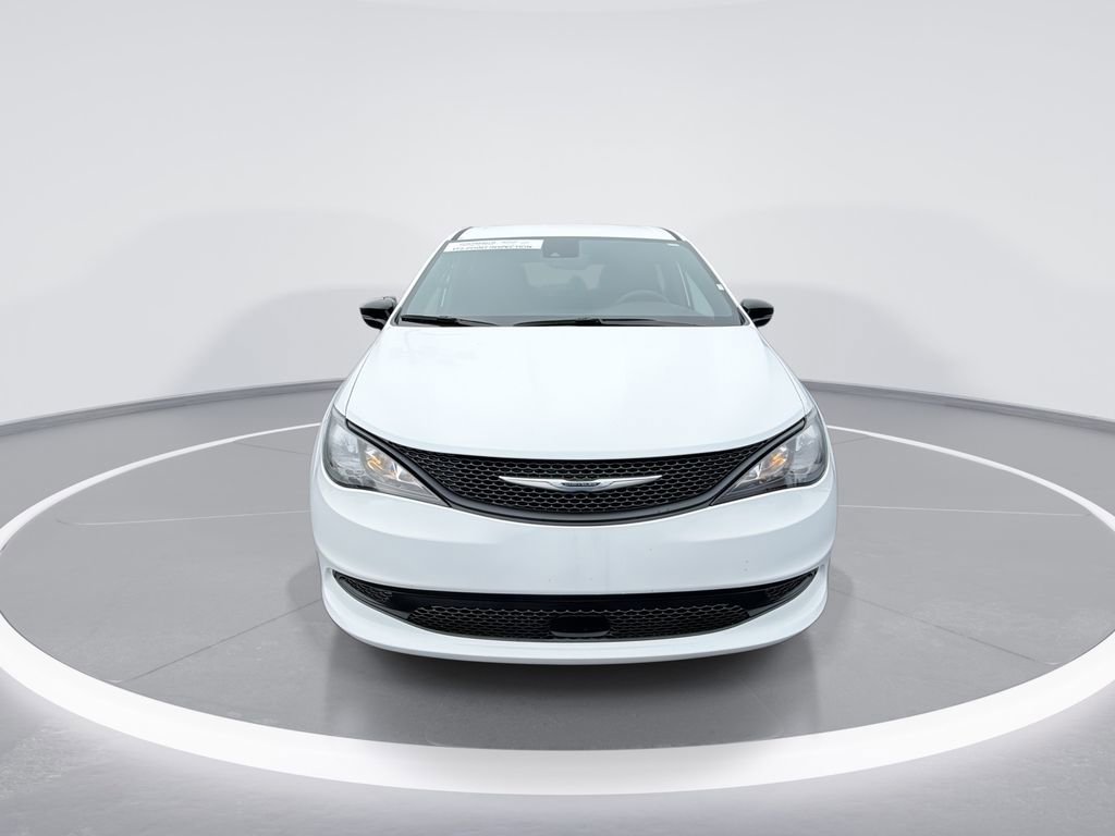 Used 2025 Chrysler Voyager LX image 3