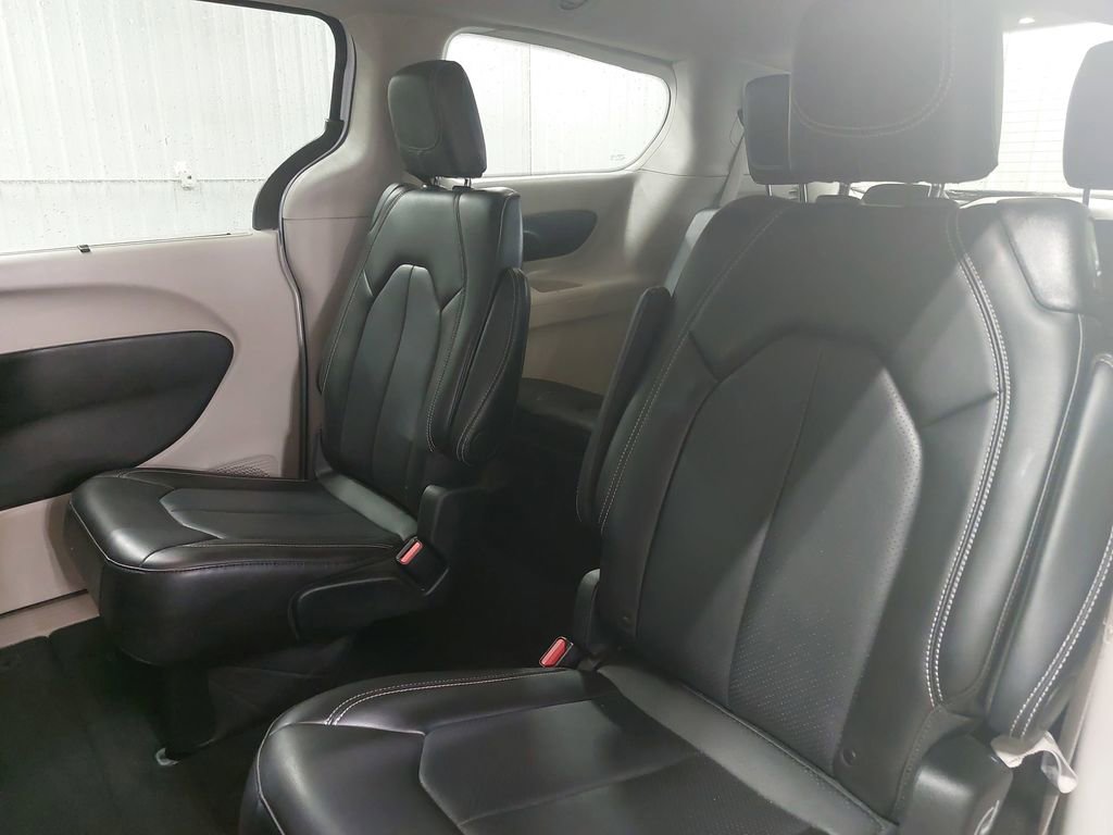 Used 2024 Chrysler Pacifica Touring-L FWD image 14