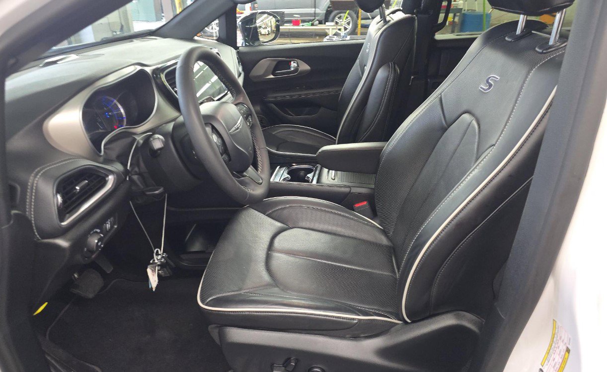 Used 2024 Chrysler Pacifica Premium image 7