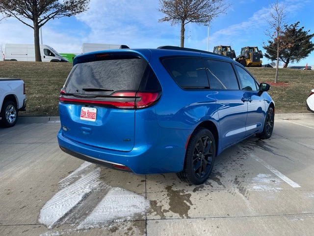 New 2026 Chrysler Pacifica Select w/ S Appearance Package image 6