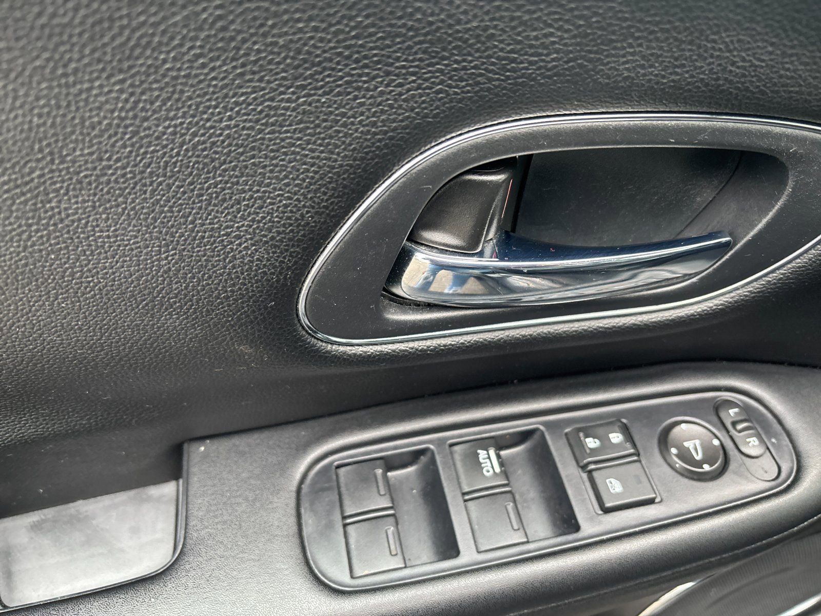 Used 2017 Honda HR-V EX-L image 12