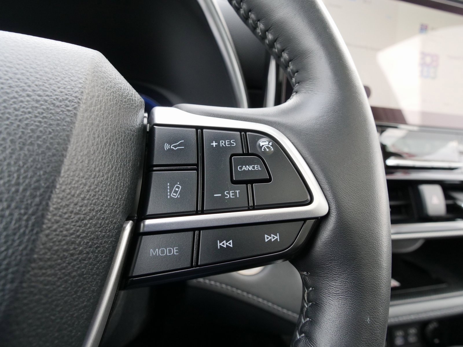 Used 2024 Toyota Highlander Platinum image 25