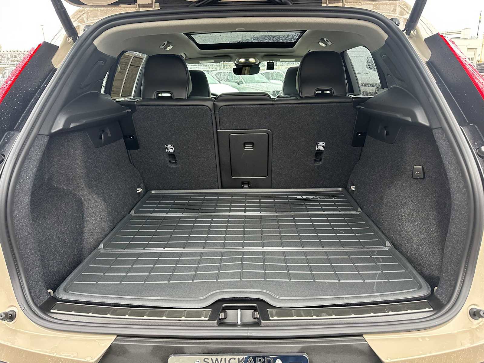 Used 2025 Volvo XC40 B5 Ultra w/ Climate Package image 14