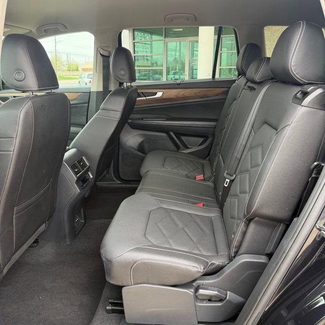 Used 2025 Volkswagen Atlas SE AWD/4WD image 11