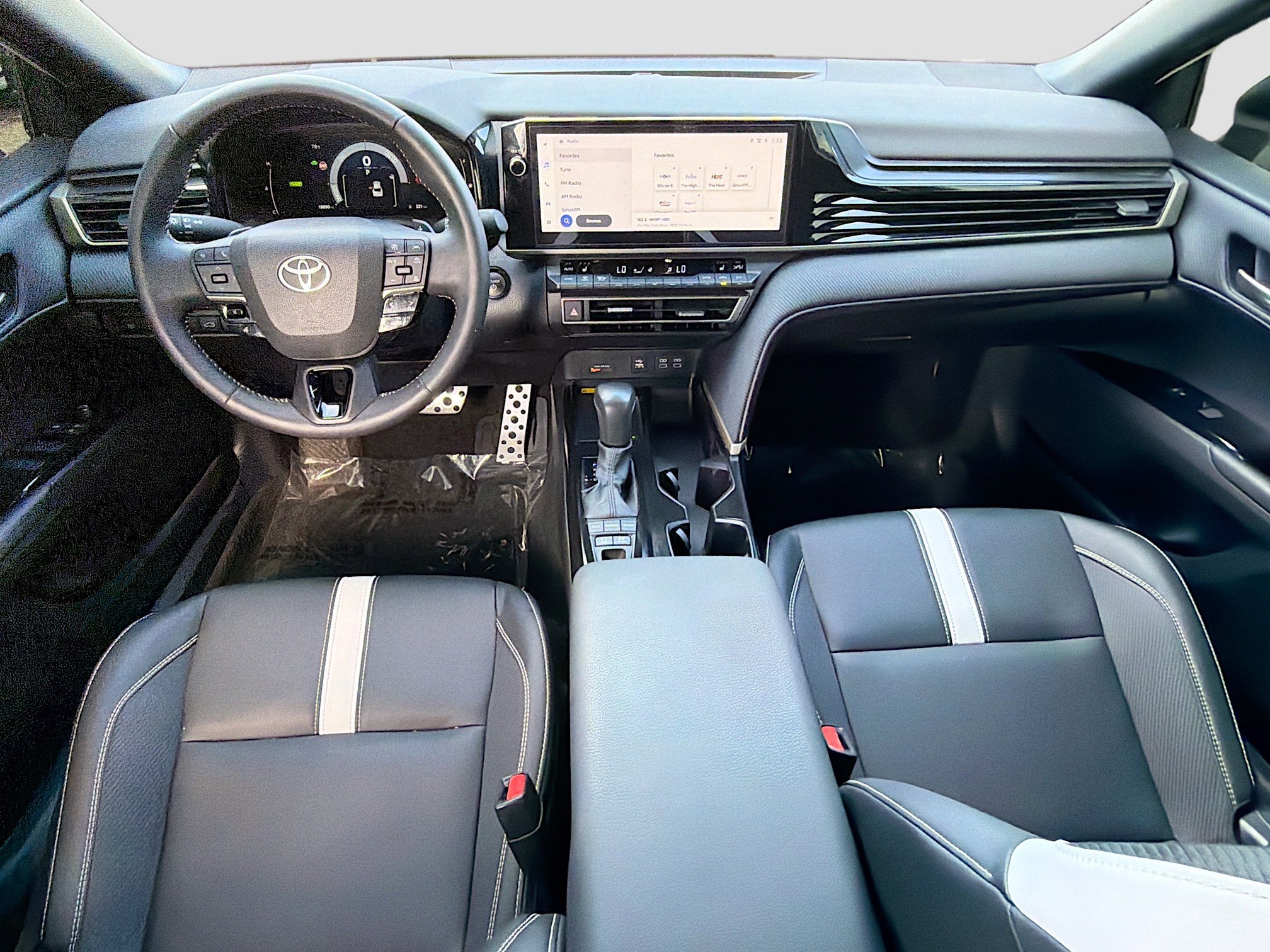 Used 2025 Toyota Camry SE w/ Multimedia Upgrade Package image 14