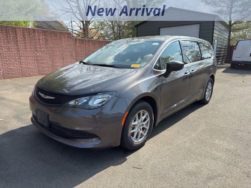 Used 2023 Chrysler Voyager LX image 1