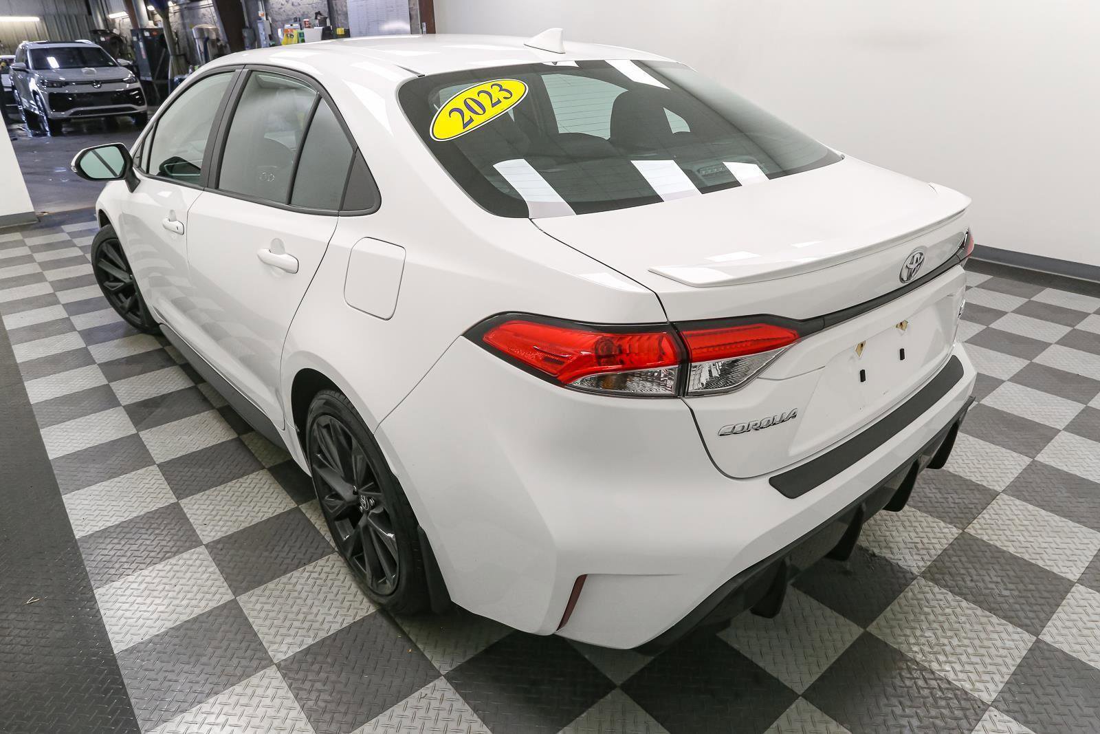 Used 2023 Toyota Corolla SE w/ Carpet Mat Package (TMS) FWD image 9