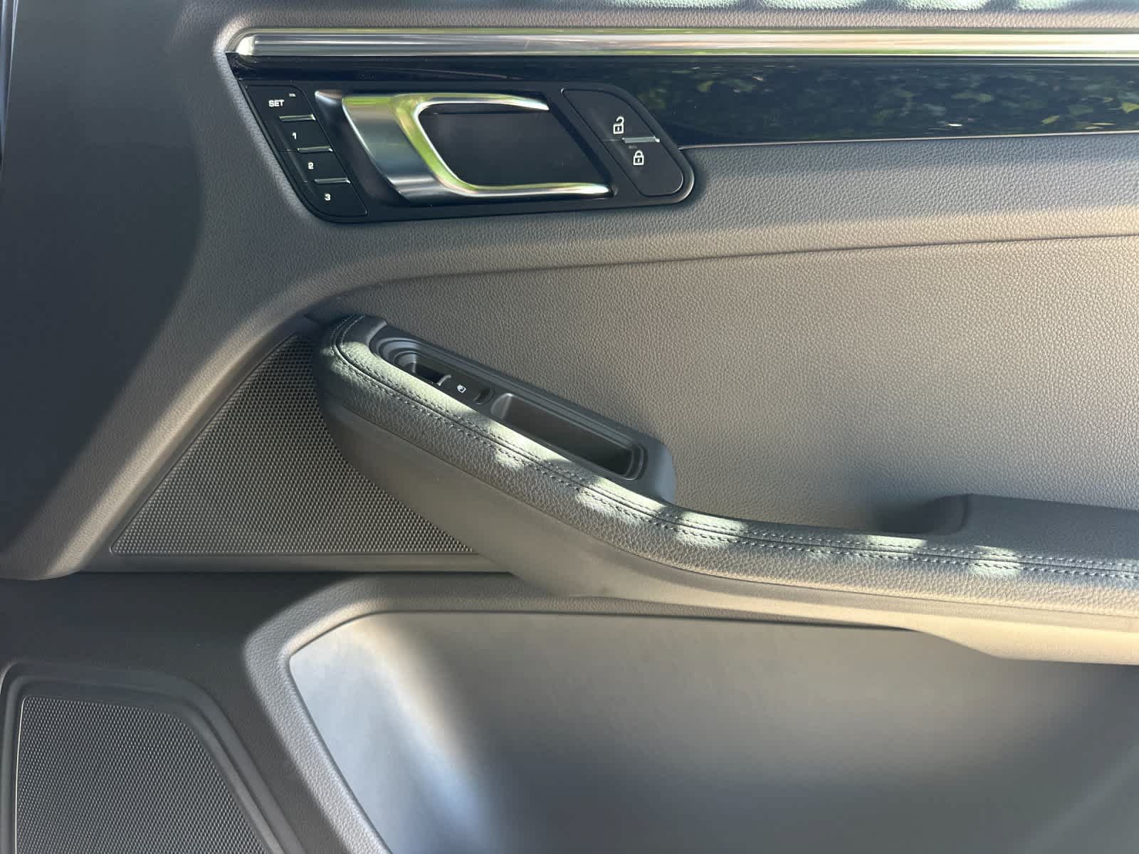 Certified 2025 Porsche Macan AWD/4WD image 19