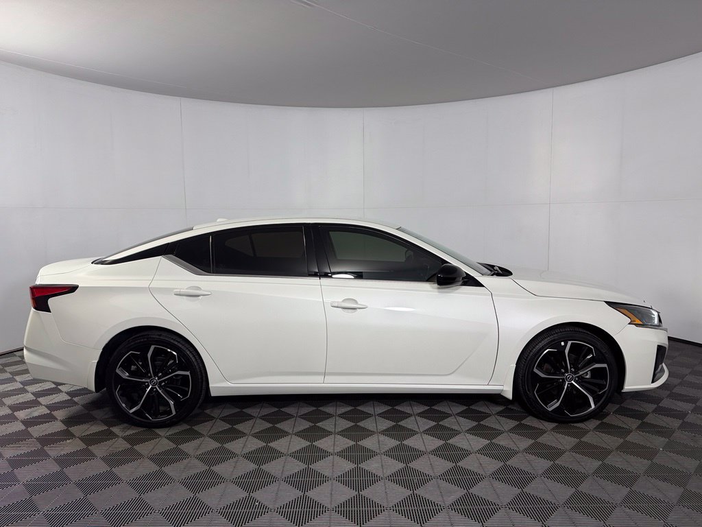 Used 2025 Nissan Altima 2.5 SR FWD image 7
