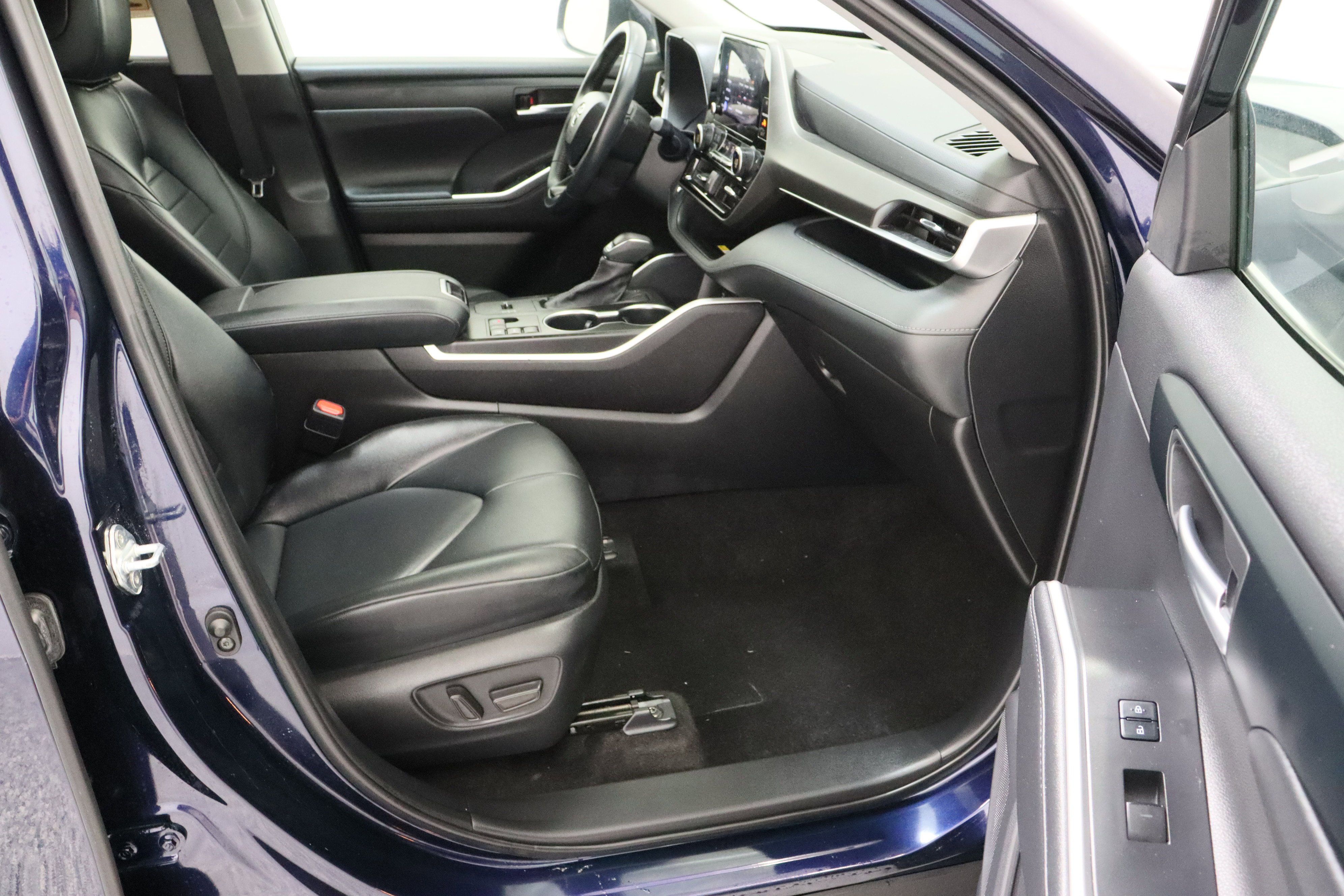 Used 2023 Toyota Highlander XLE image 41