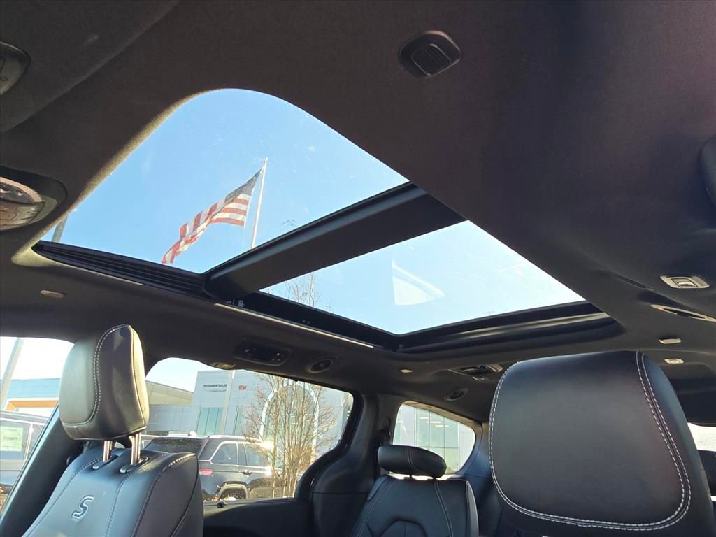 New 2026 Chrysler Pacifica Select w/ S Appearance Package FWD image 4