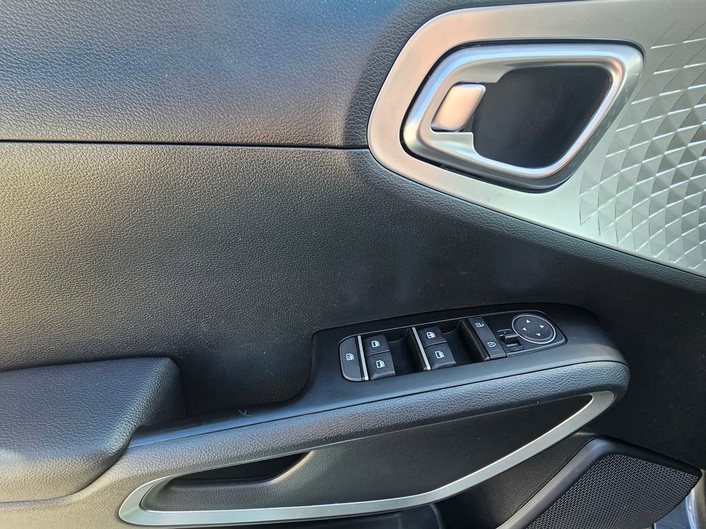 Used 2023 Kia Soul LX image 16