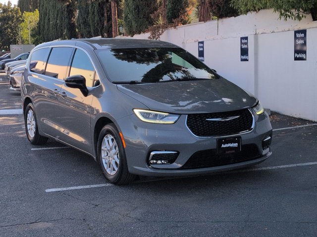 Used 2025 Chrysler Pacifica Select image 3