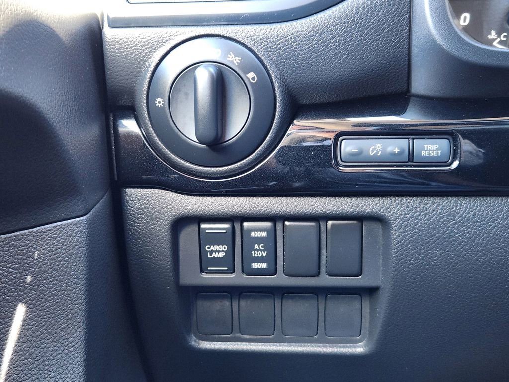 Used 2024 Nissan Titan SV w/ SV Convenience Package image 18