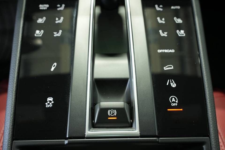 Certified 2025 Porsche Macan AWD/4WD image 22
