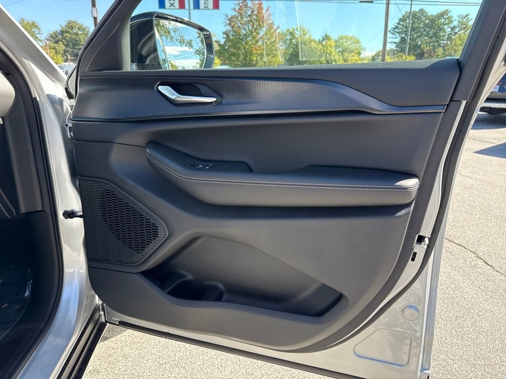 New 2025 Jeep Grand Cherokee L Laredo image 18