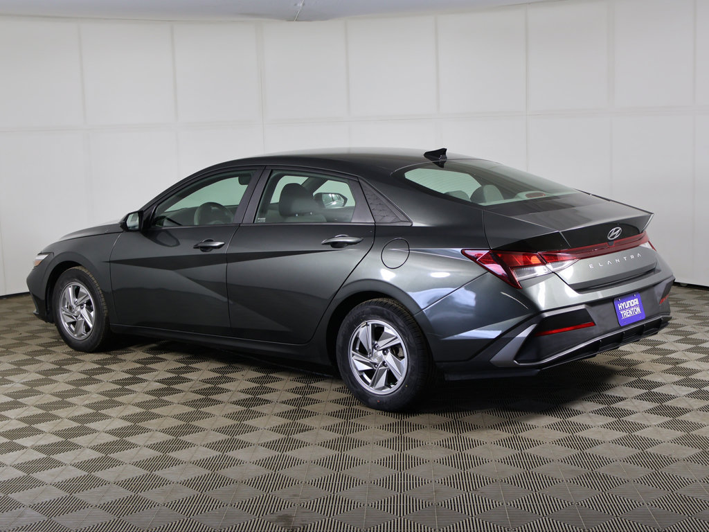 Used 2024 Hyundai Elantra SE FWD image 8