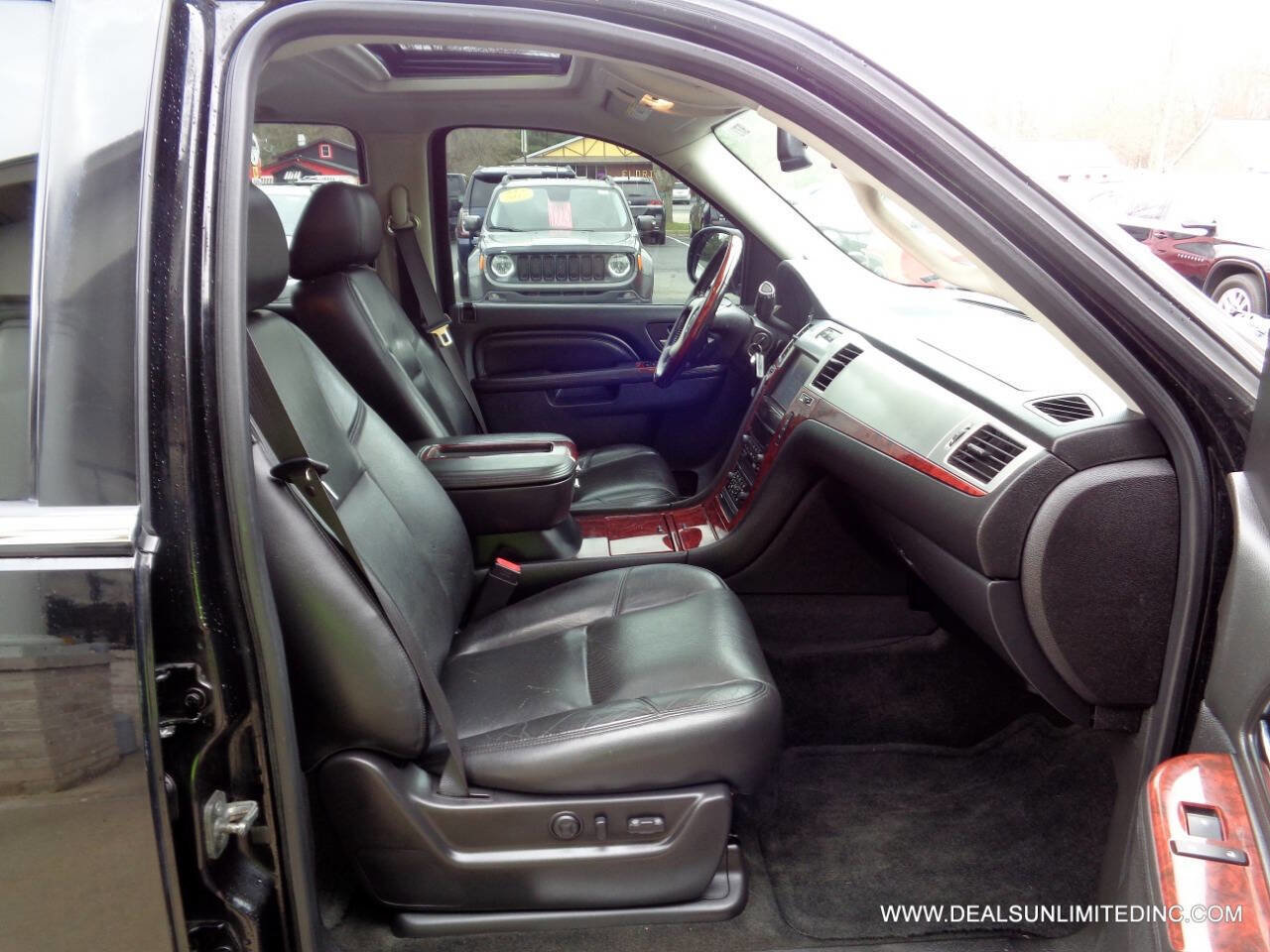 Used 2012 Cadillac Escalade Luxury image 29