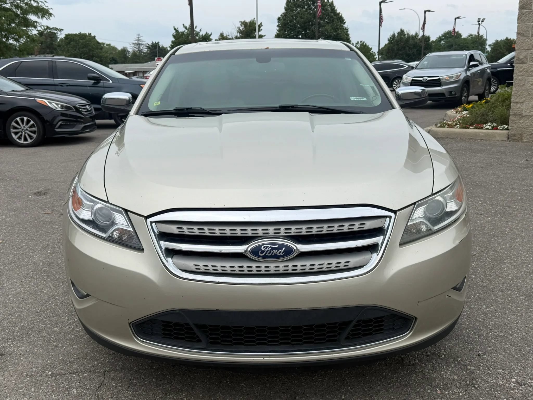 Used 2011 Ford Taurus Limited w/ 301A Rapid Spec Order Code FWD image 2
