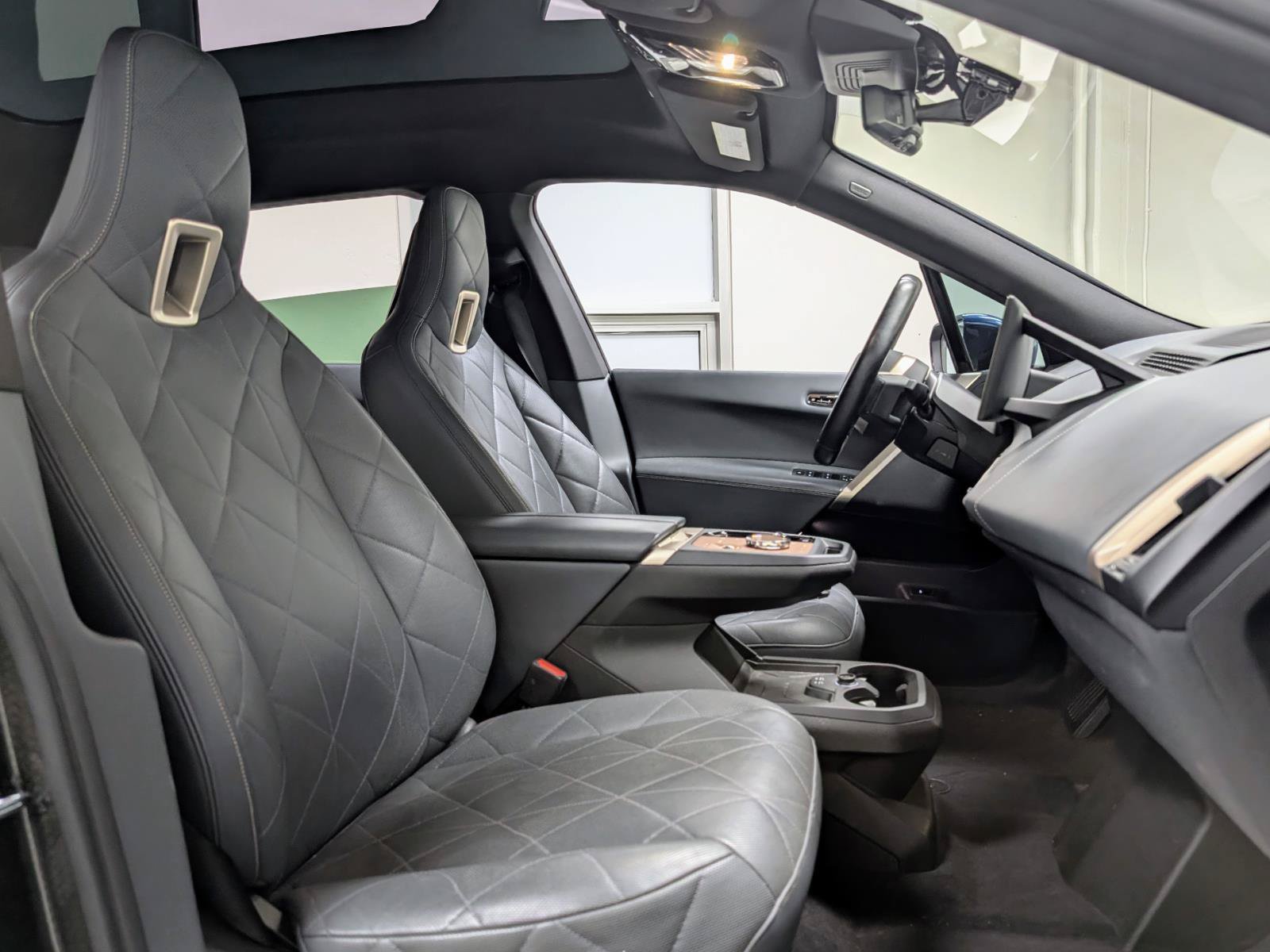 Used 2024 BMW iX xDrive50 w/ Premium Package AWD/4WD image 27