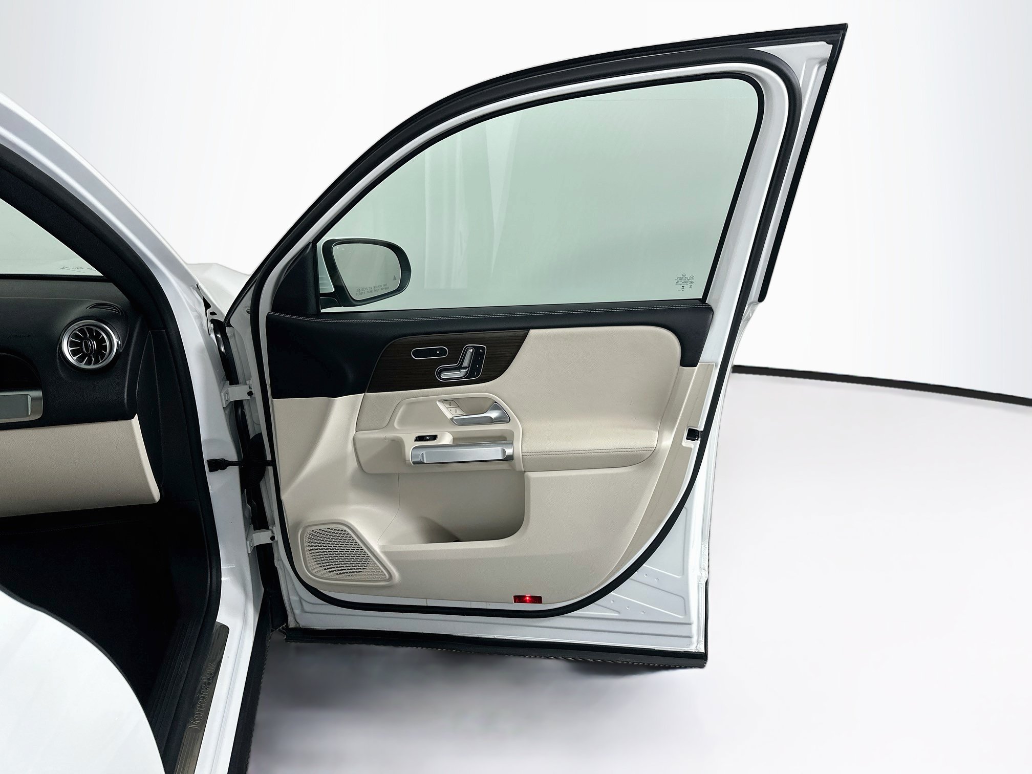 Used 2025 Mercedes-Benz GLB 250 image 35