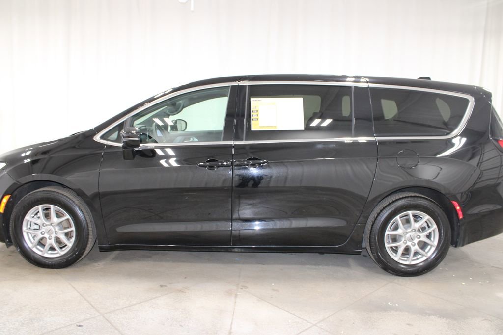 Used 2025 Chrysler Pacifica Select image 6