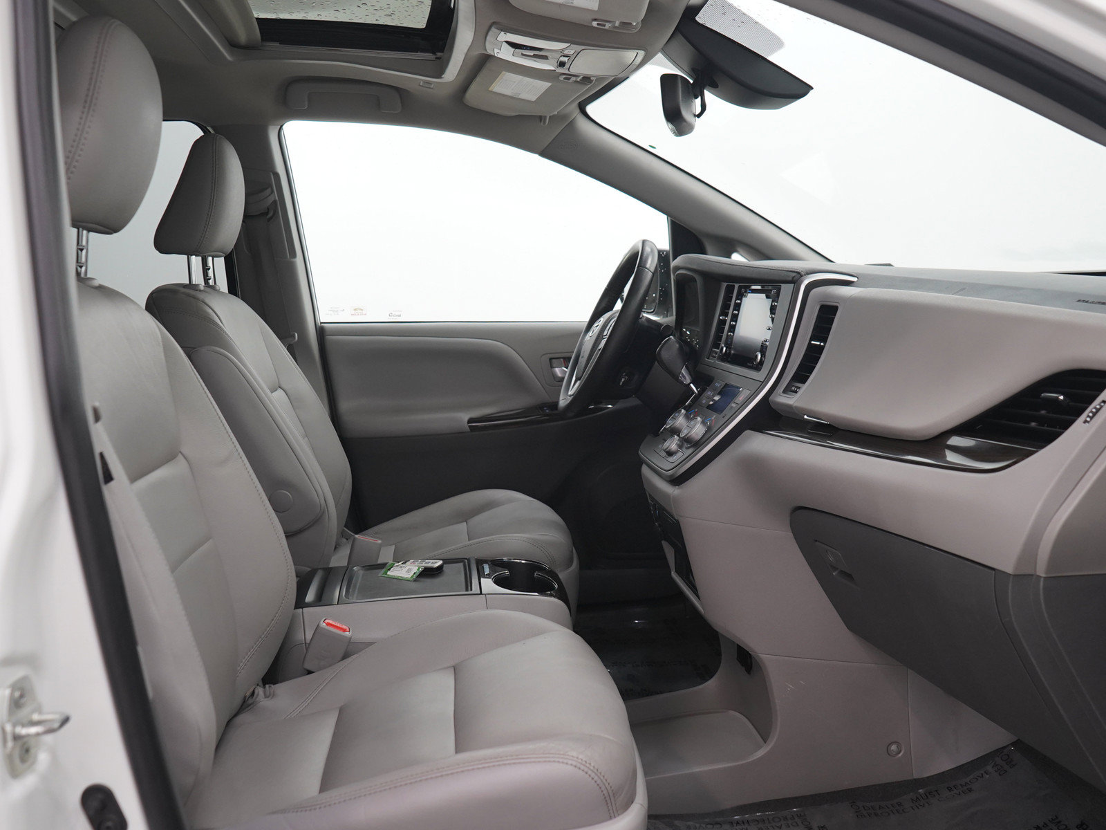 Used 2020 Toyota Sienna XLE Premium w/ Carpet Mat Package FWD image 13