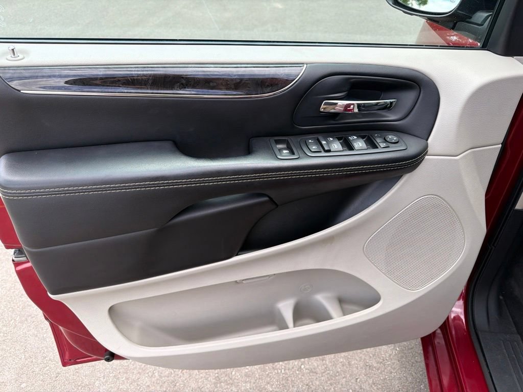 Used 2014 Chrysler Town & Country Touring FWD image 11