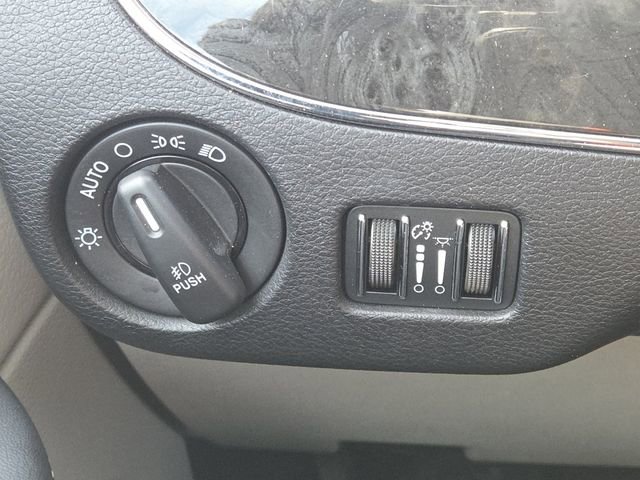 Used 2013 Chrysler Town & Country Touring-L w/ Driver Convenience Group image 10