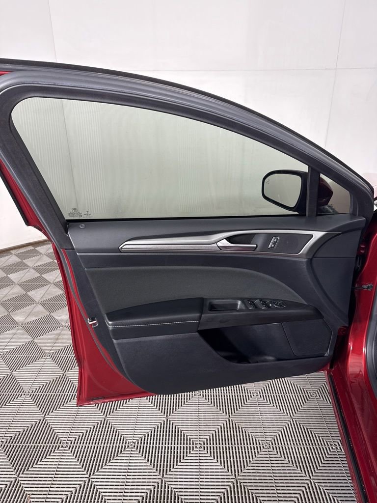 Used 2019 Ford Fusion SE FWD image 14