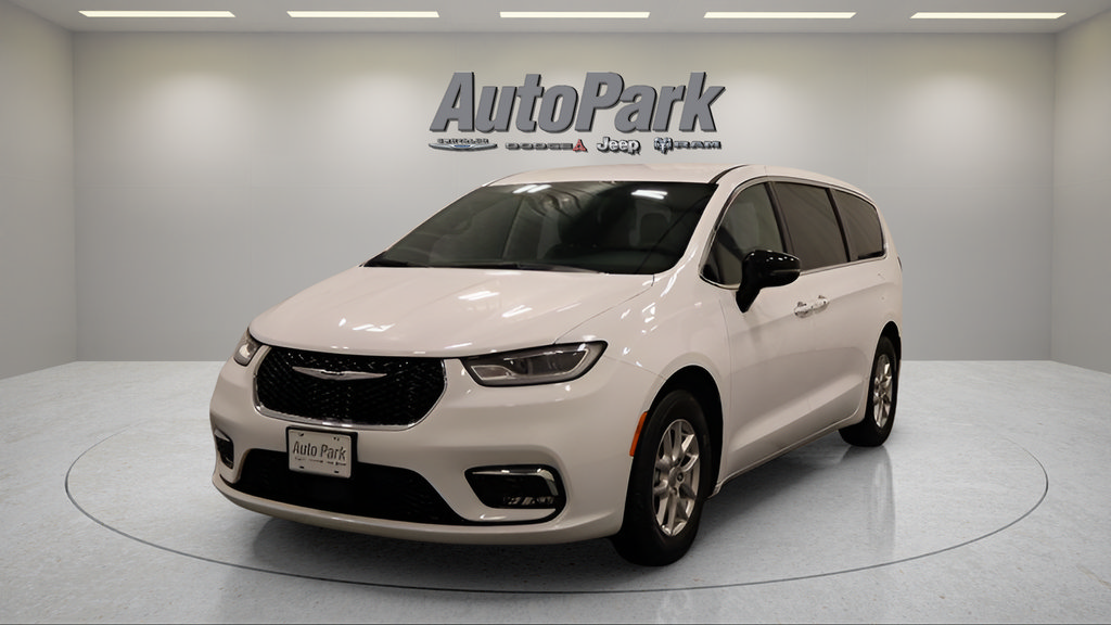 Used 2025 Chrysler Pacifica Select FWD image 6