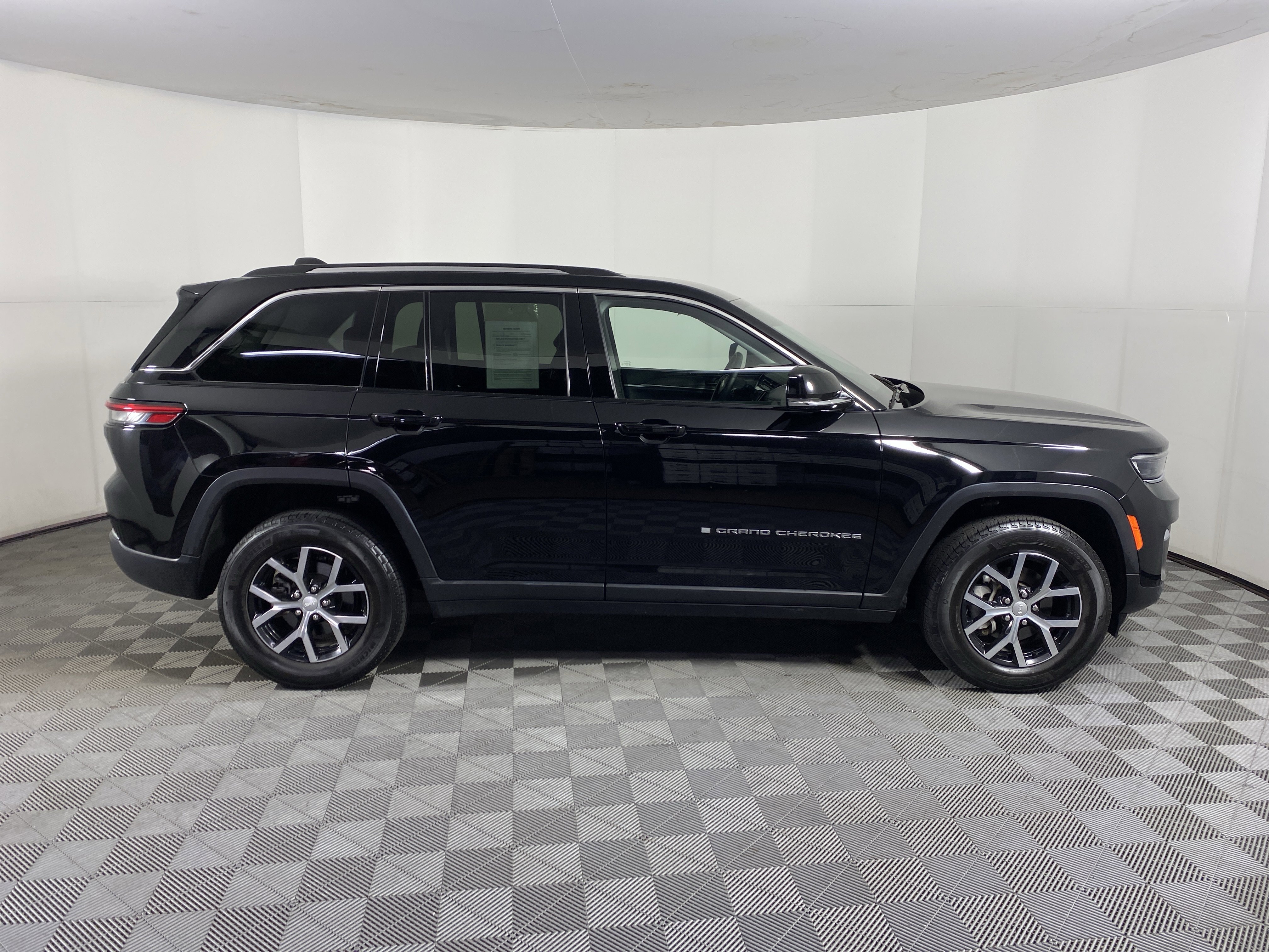 Used 2023 Jeep Grand Cherokee Limited AWD/4WD image 7