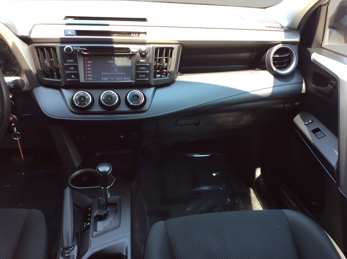 Used 2018 Toyota RAV4 LE FWD image 19