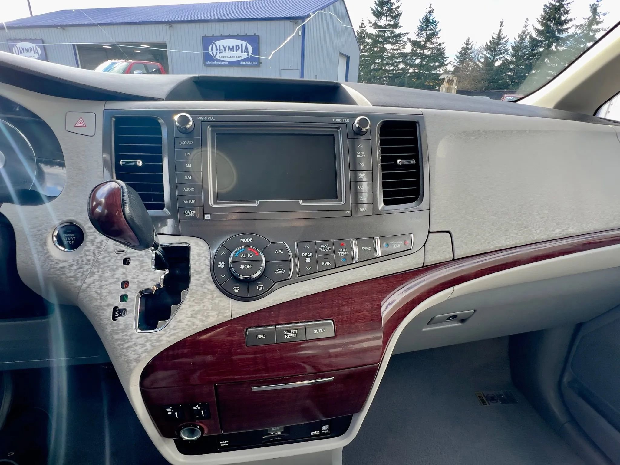 Used 2011 Toyota Sienna XLE w/ Premium Pkg image 17