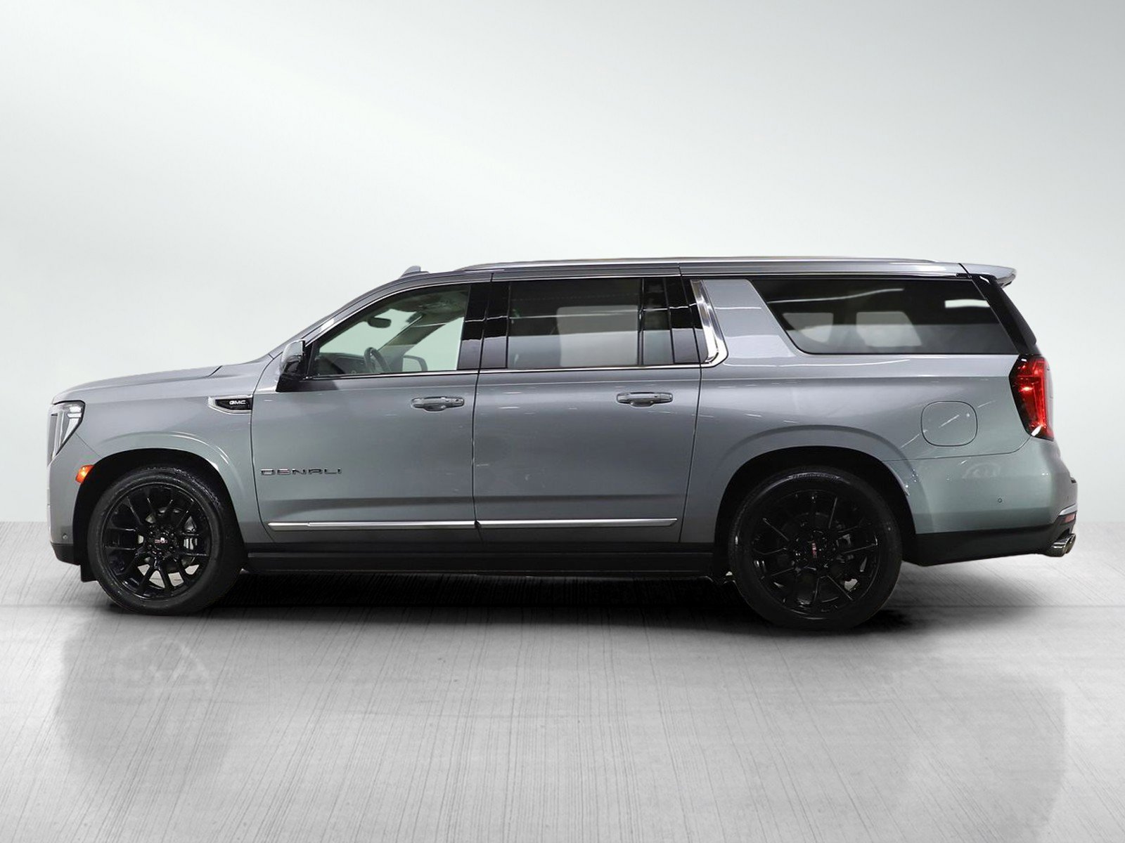 Used 2023 GMC Yukon XL Denali w/ Denali Reserve Package image 2