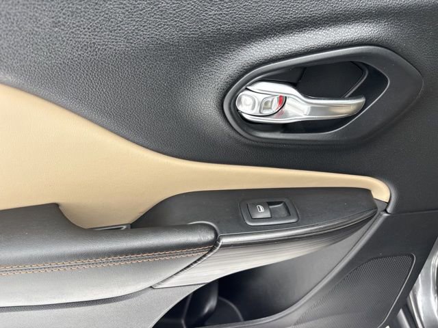 Used 2017 Jeep Cherokee Limited image 33