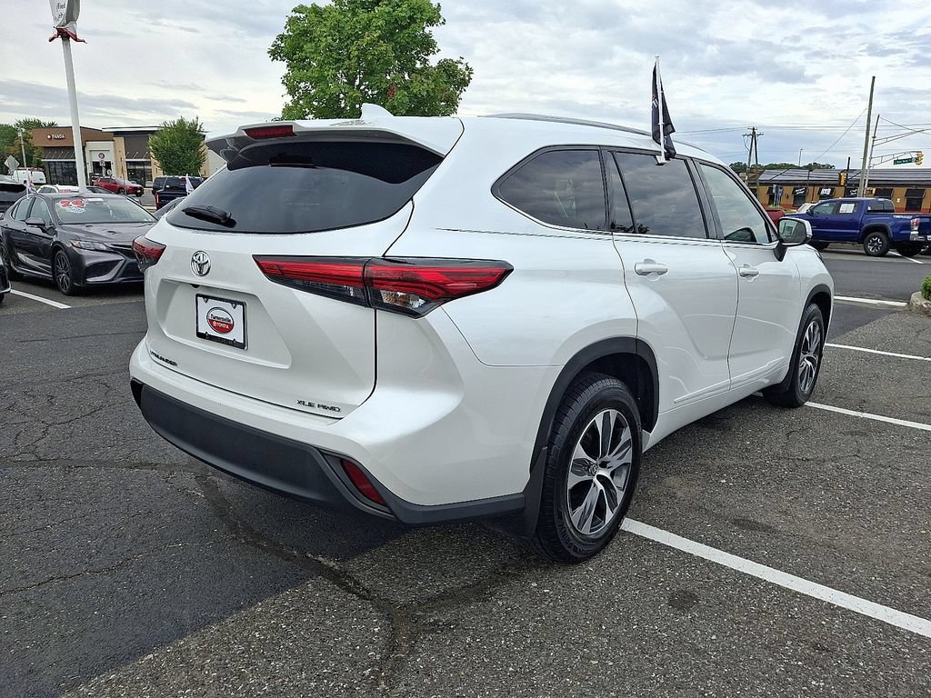 Used 2022 Toyota Highlander XLE AWD/4WD image 6