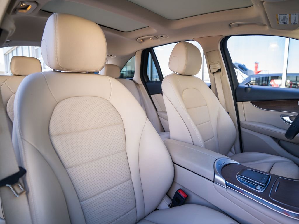 Used 2021 Mercedes-Benz GLC 300 4MATIC w/ Premium Package image 16