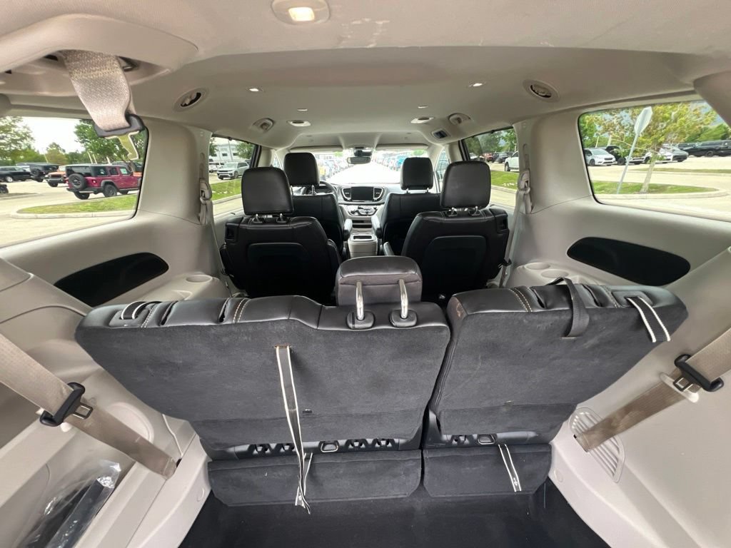 Used 2023 Chrysler Pacifica Touring-L FWD image 31
