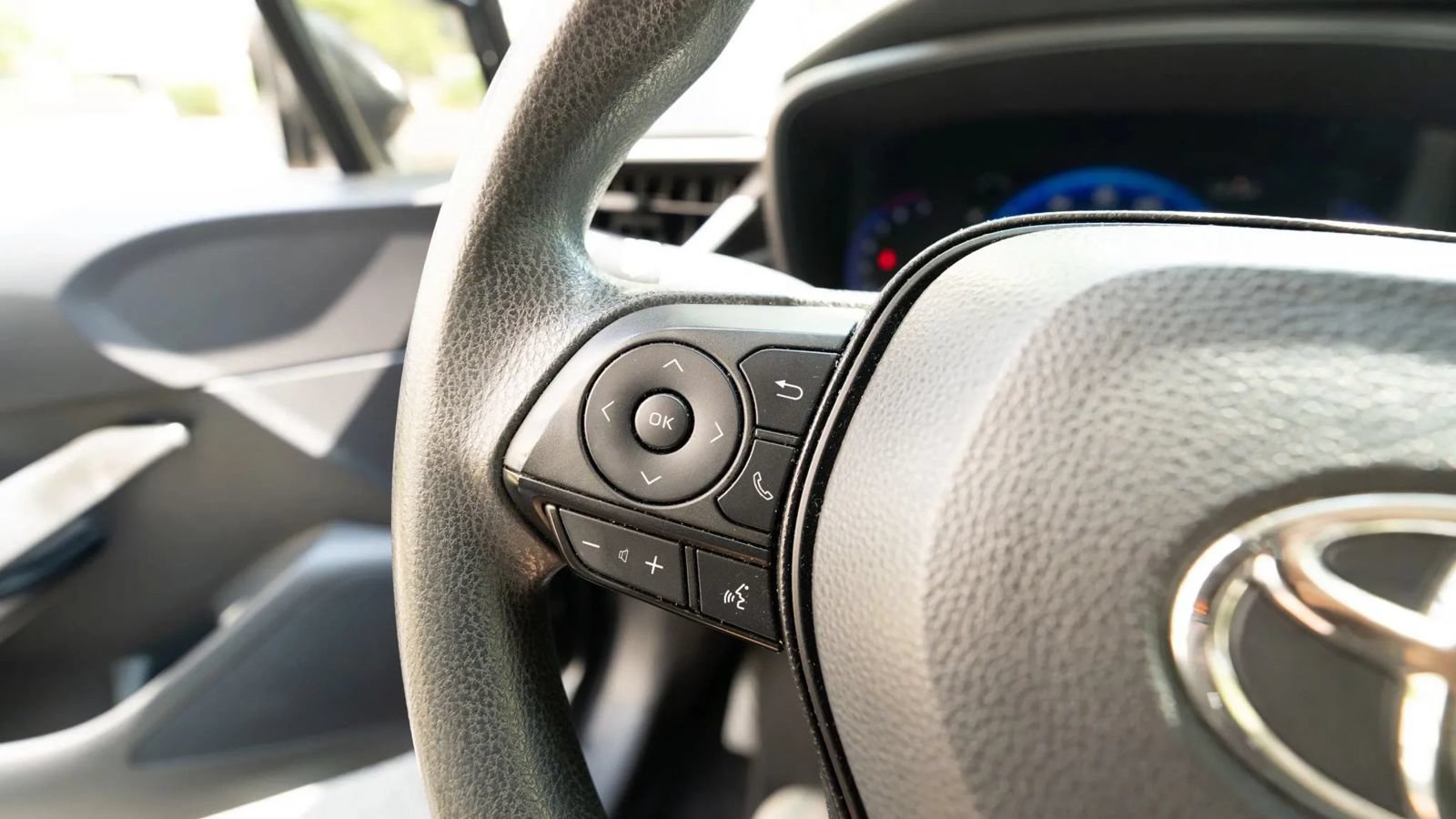 Used 2021 Toyota Corolla LE FWD image 38