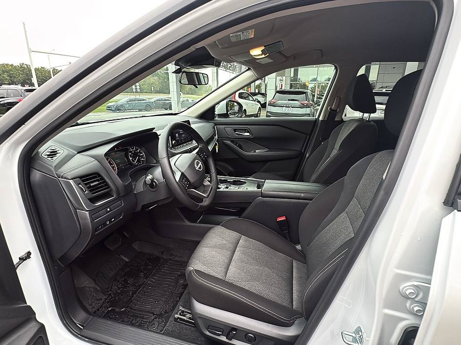 Certified 2026 Nissan Rogue SV FWD image 18