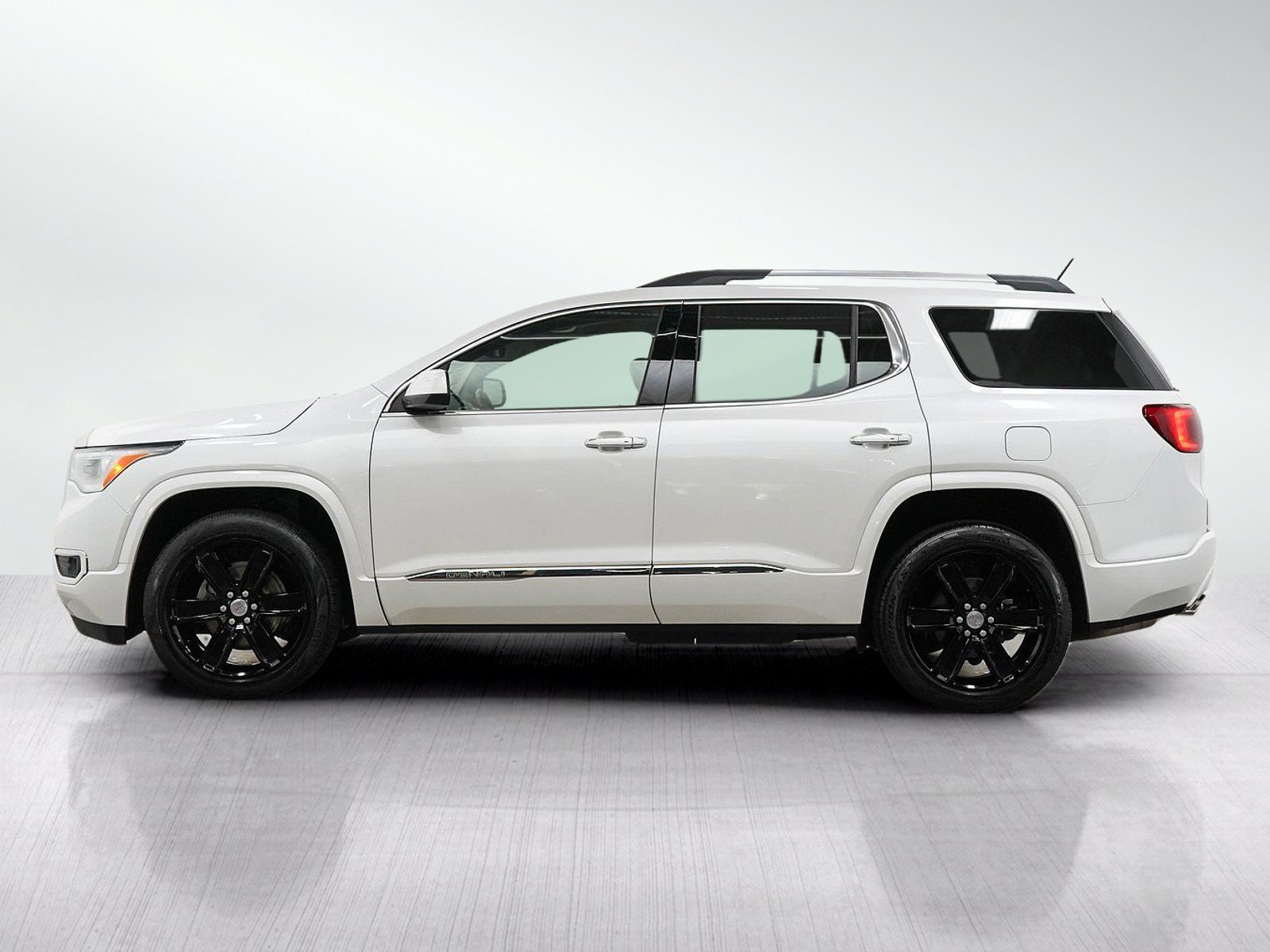 Used 2019 GMC Acadia Denali AWD/4WD image 2
