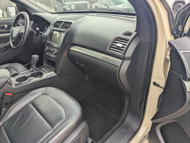 Used 2018 Ford Explorer XLT w/ Equipment Group 202A FWD image 16