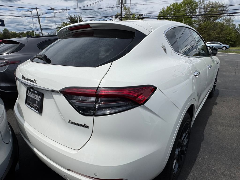 Used 2024 Maserati Levante GT Ultima AWD/4WD image 4