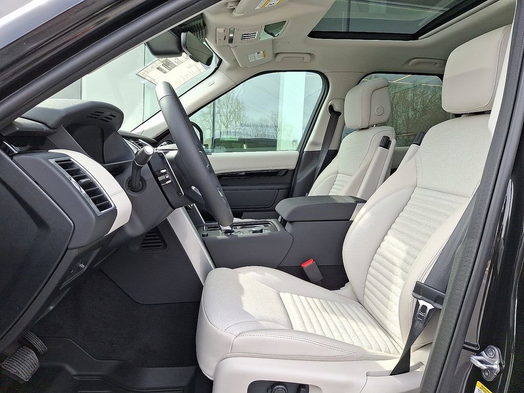New 2026 Land Rover Discovery S image 9